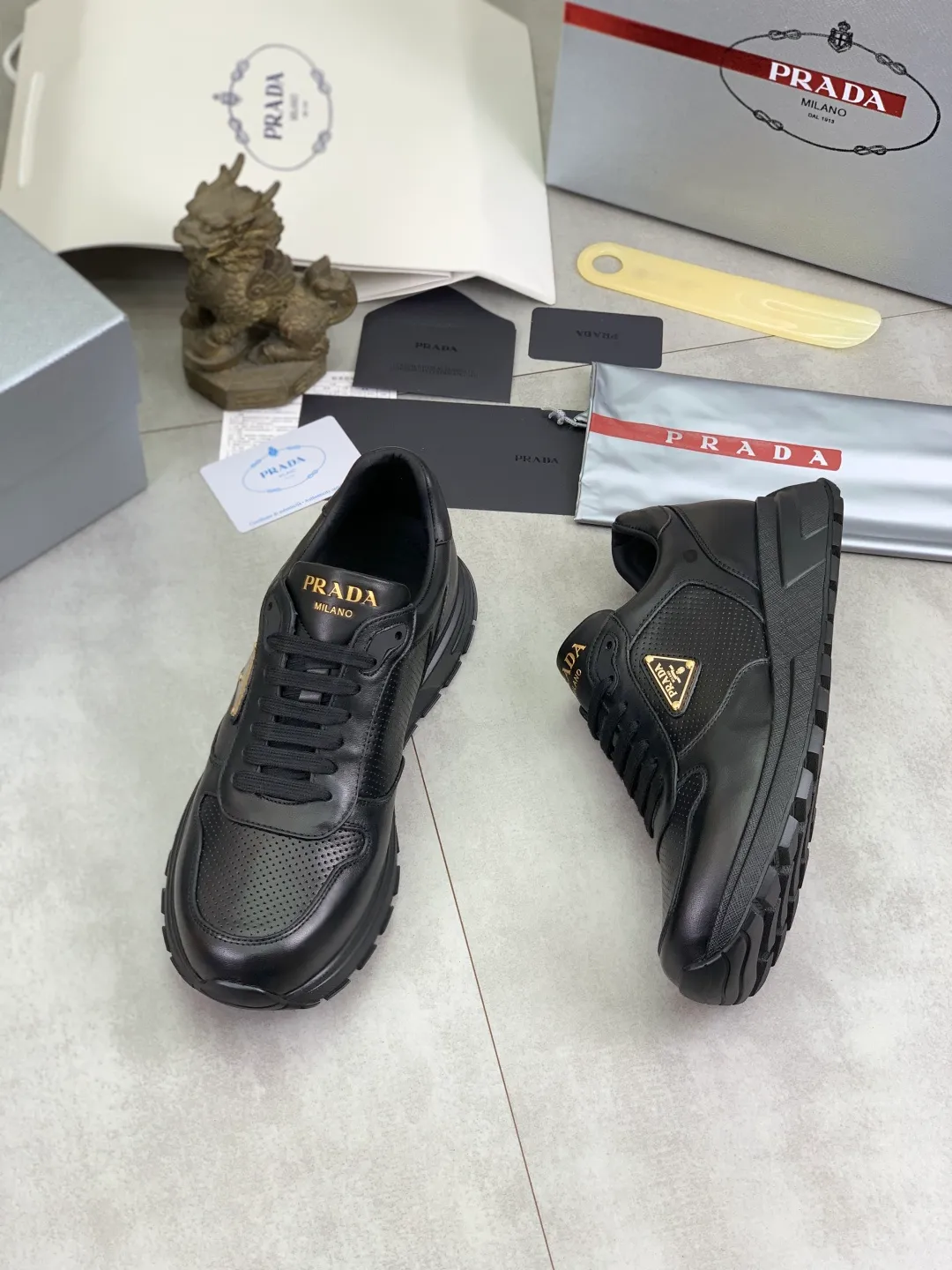 Men's shoes 💰P580💰 [New style] High version official website popular models are on the market, 🆘 Trendy brand (Prada) mainly promotes popular models, avant-garde and versatile fashion men's shoes private version mold opening, cowhide surface splicing 1:1.. Fashionable and simple, original imported cowhide lining cowhide feet; the atmosphere and personality are more fashionable, eye-catching and pursuing class. It will subvert the old idea and be a must-have for fashion trendsetters with you! Must keep it for yourself! Tall and comfortable, large and low, high-end quality workmanship. Size: 38-45; 5️⃣ colors available.